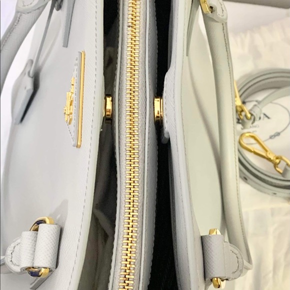 🌺 PRADA Saffiano 🌺 - Picture 7 of 10